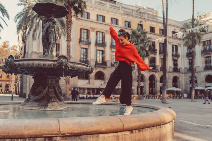 Girl standing on tip toes at the fountain